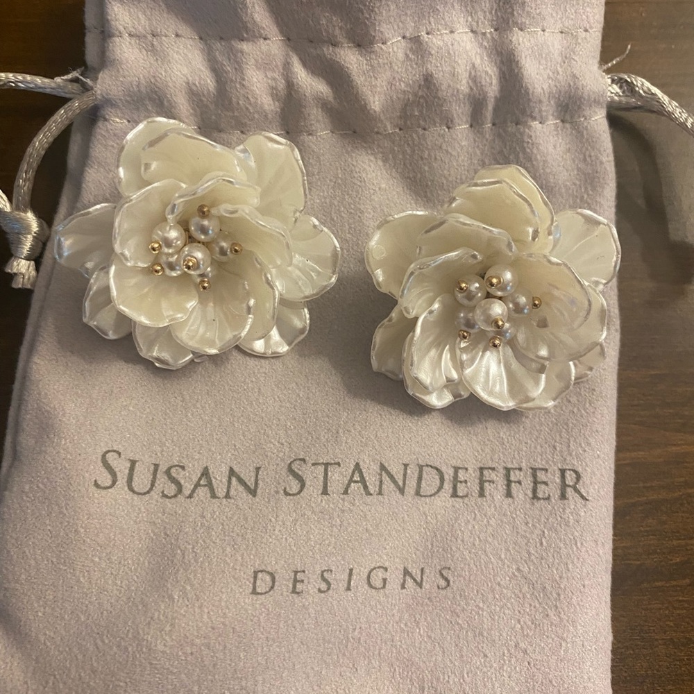 Beautiful white floral earrings. Great for a BRIDE!